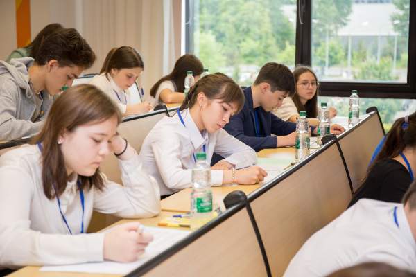 Прошел первый тур Международной олимпиады по русскому языку для учащихся школ с родным (нерусским) языком обучения.